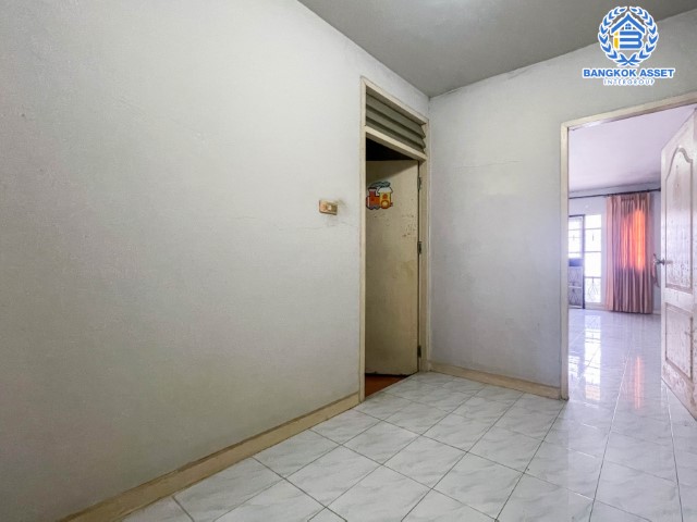 *****ทาวน์เฮ้าส์มือสอง ม.เคซี รามอินทรา3 หทัยราษฎร์ เนื้อที่กว้าง 16.10 ตร.ว. ฟังก์ชัน 2 ห้องนอน 2 ห้องน้ำ 1 ที่จอดรถ สภาพดีพร้อมเข้าอยู่ ใกล้ตลาดประจำหมู่บ้าน โครงการบนทำเลเดินทางสะดวก เชื่อมต่อถนนรามอินทรา ถนนคู้บอน ถนนหทัยราษฎร์  ใกล้จุดขึ้นทางด่วน "จุติโชติ"